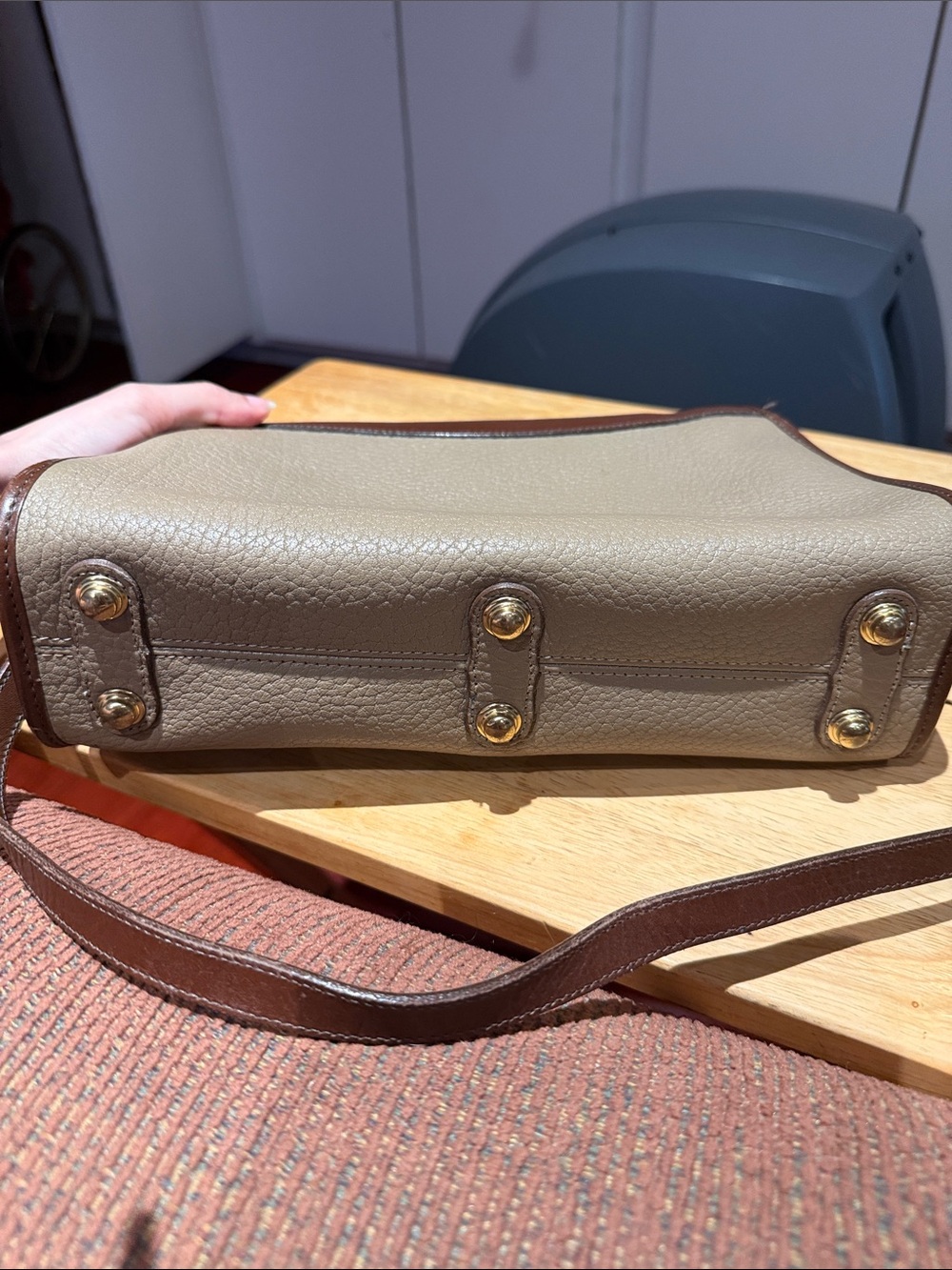 Rare Vintage Dooney & Bourke Cream Pebbled Leather Brown Trim Crossbody Made USA - Picture 3 of 5